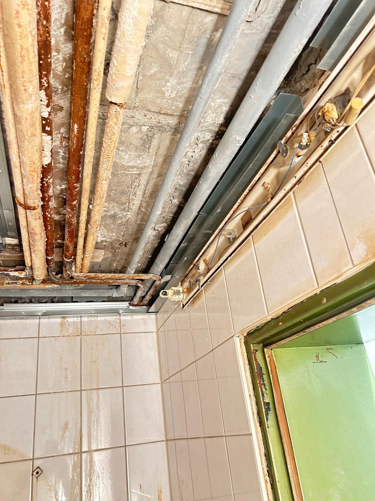 Freigelegte Leitungen nach dem Rückbau der Decke