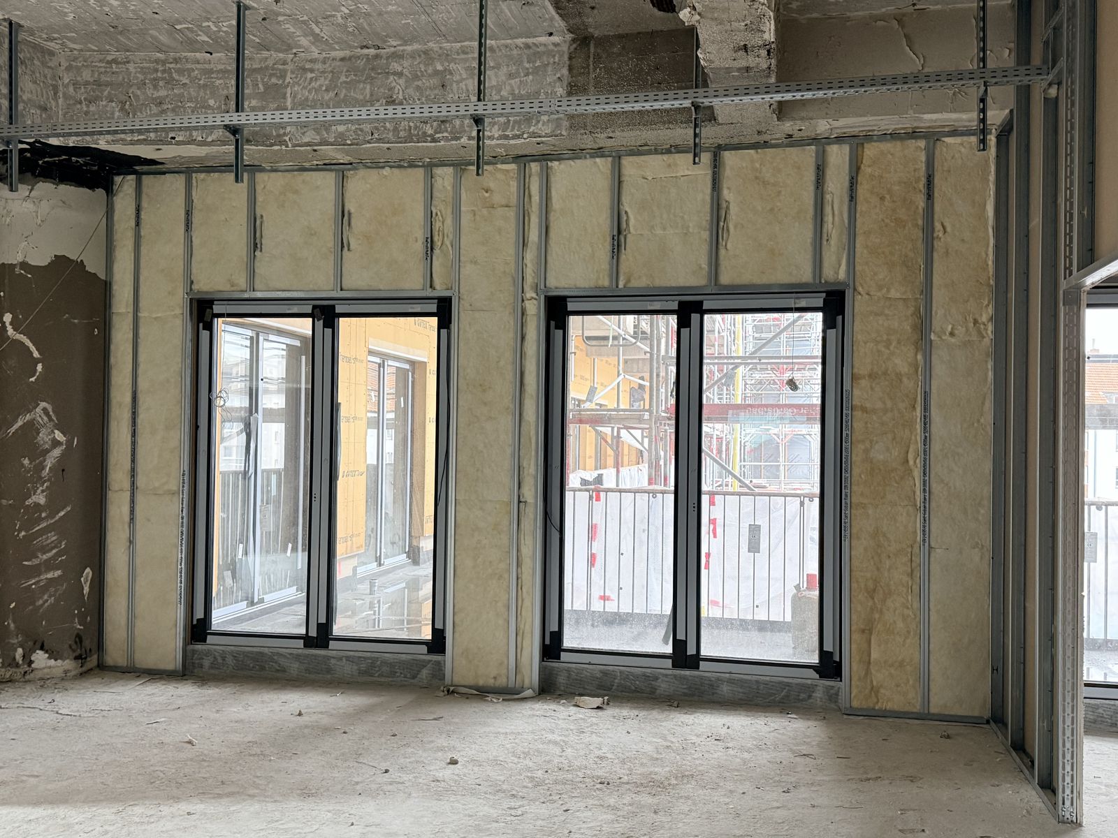 Trockenbauwand vor der Fensterfront mit Dämmung